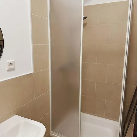 Gemuetliche 2-zimmer-wohnung Kontaktlos Ohne Gastgeber Perfekt Fuer Kurz- Und Langzeitaufenthalte Erdgeschoss Lägenhet